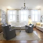 Balkon Med Udsigt Midt I Kobenhavn