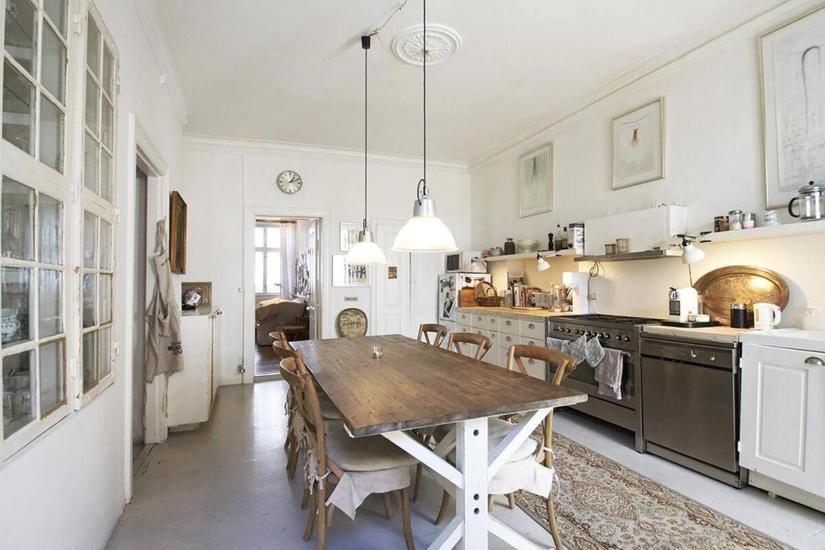 Apartment Balkon Med Udsigt Midt I