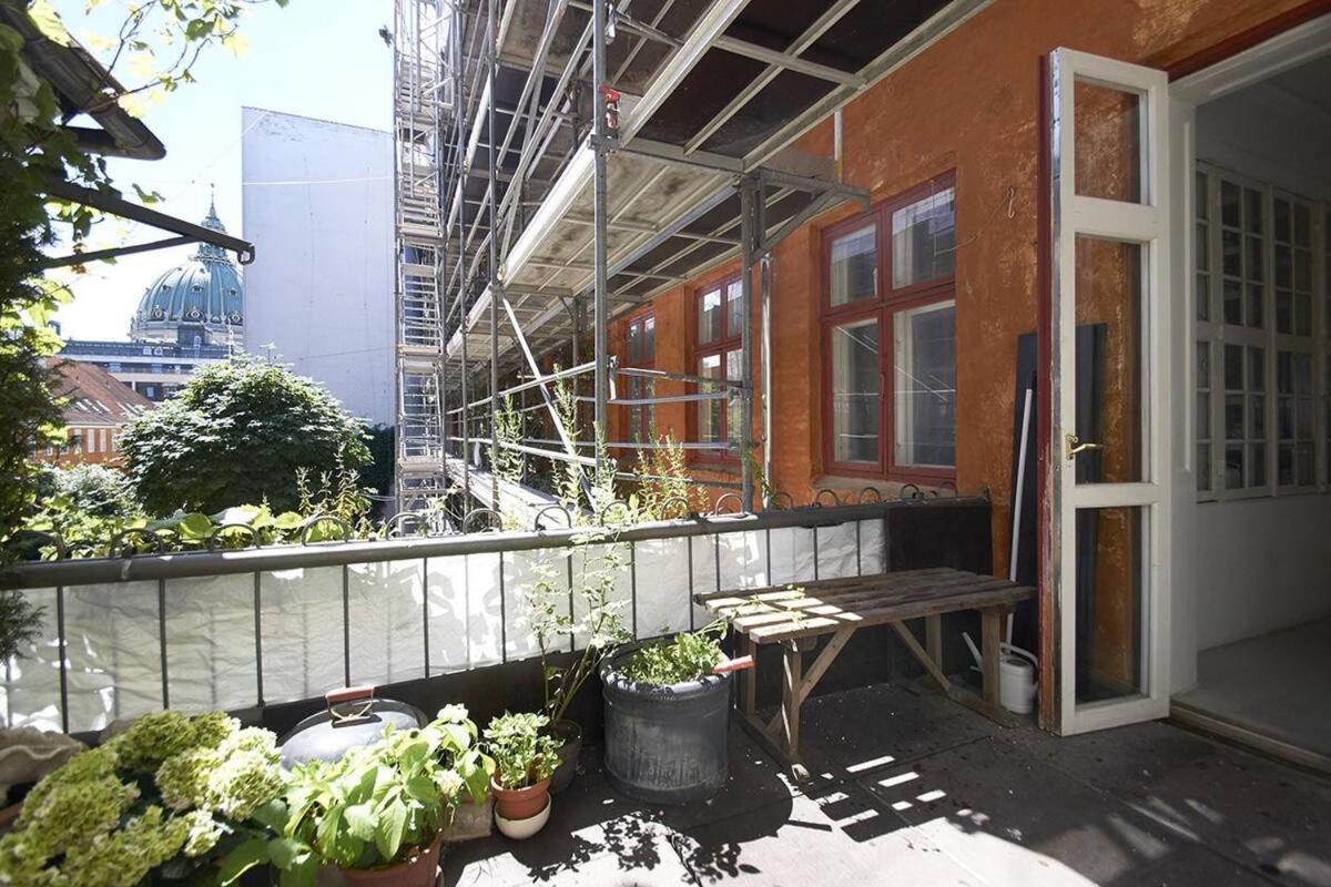 Apartment Balkon Med Udsigt Midt I